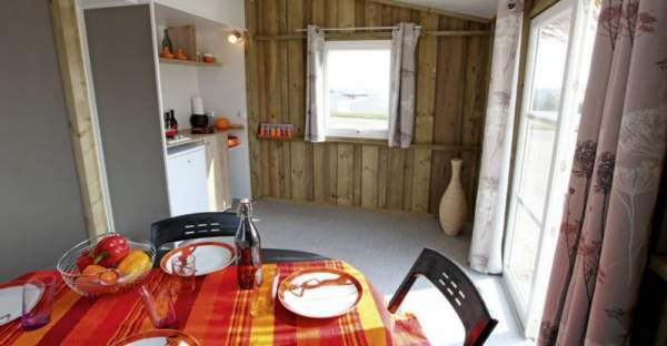 Salon et table à manger dans le chalet Robinson