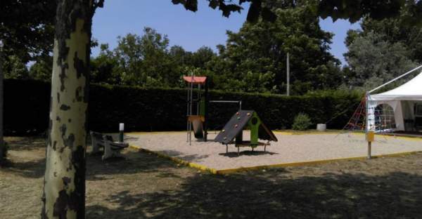 Aire de jeu sur le camping le Montet en Charente Maritime
