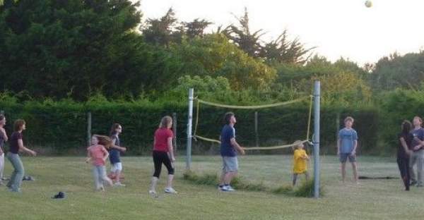 Sports de plein air et partie de volleyball sur l'Île d'Oléron
